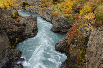 Schlucht oberhalb des Wasserfalls Hraunafoss, Island