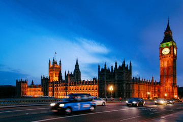 Fototapeta na wymiar Busy road at Big Ben in Westminster Palace London