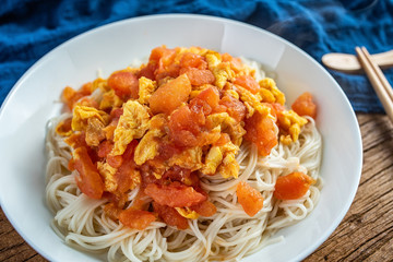 Scrambled egg noodles with tomatoes