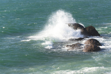 Mer , vagues et rochers .