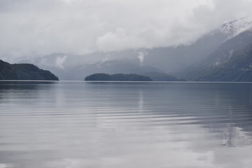 vista de las tranquilas aguas de un lago rodeado de montañas