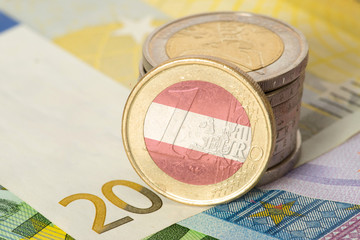 Euro Geldscheine und Münzen und Flagge von Österreich