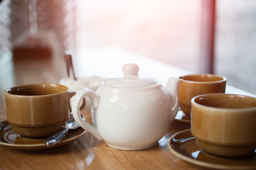 Fototapeta na wymiar Teapot with cups on the table