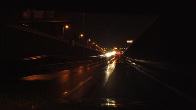 Bei Regenwetter nachts auf der Berliner Stadtautobahn
