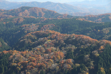 紅葉の山々