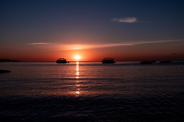 Fototapeta na wymiar sunrise / sunset on the background of the sea. advertising space