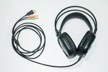 Black headphones wired port usb connectivity and jack 3.5mm.