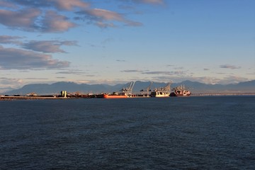 朝日のあたる海