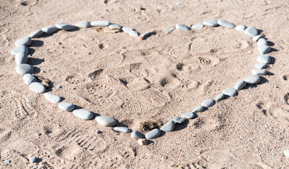cœur en pierres sur la plage