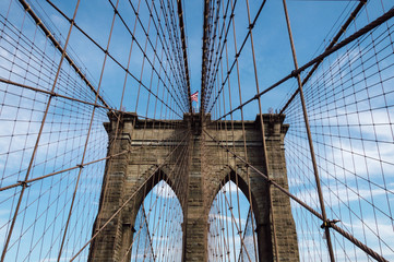 Naklejka premium Niski kąt widzenia Brooklyn Bridge w Nowym Jorku