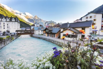 Crédence de cuisine en verre imprimé Mont Blanc Le village de Chamonix, France. Vue sur la rivière Arve