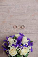 Bukiet ślubny z pierścionkiem zaręczynowym i obrączkami na parkiecie - obrazy, fototapety, plakaty