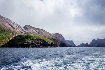 Naklejka premium Leaving White Island, New Zealand by boat
