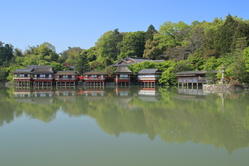 京都の長岡天満宮の錦水亭と池の映り込みです
