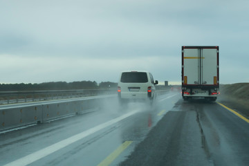 Überholmanöver in einer Autobahnbaustelle bei Regen
