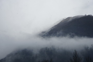 Montagne sous les nuages