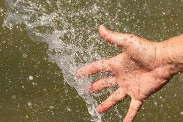 Fototapeta premium hand in water