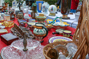 Vente en brocante de vaisselle ancienne 