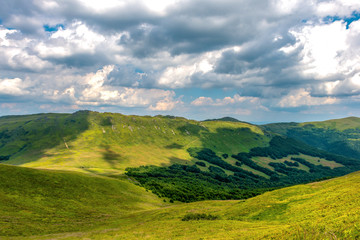 Dolina z widocznymi cieniami chmur, Bieszczady, Polska, Europa