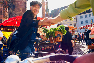 Mann Fahrrad Einkauf Markt Mütze Berüßung