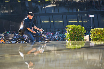 Radfahrer Stadt Busch  Wasser