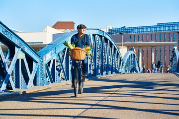 Mann Fahrrad Einkauf Mütze Einkauf