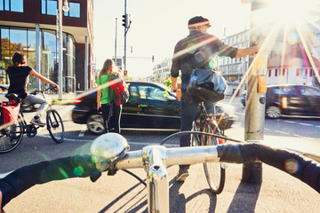 Radfahrer Gefahr Fahrradweg Ampel warten - obrazy, fototapety, plakaty