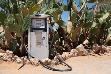 Abandoned Gas Pump in Solitaire / Namibia 