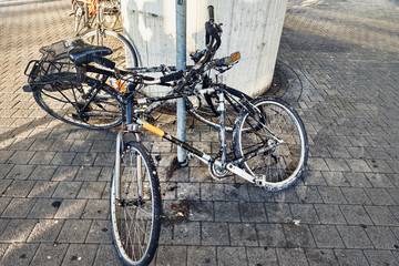 Fototapeta na wymiar Fahrrad kaputt Stadt Müll