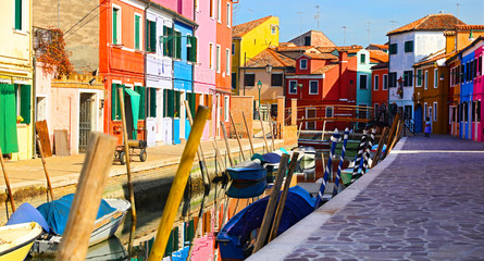 Fototapeta na wymiar burano, colorful house and gondola- Venice in Italy
