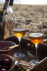 Puesta de sol en la playa con copa de vino