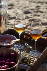 Copa de vino en la playa