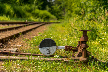 Stary zardzewiały semafor kolejowy
