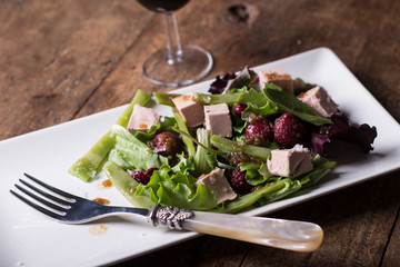 Ensalada de foie y frutos rojos