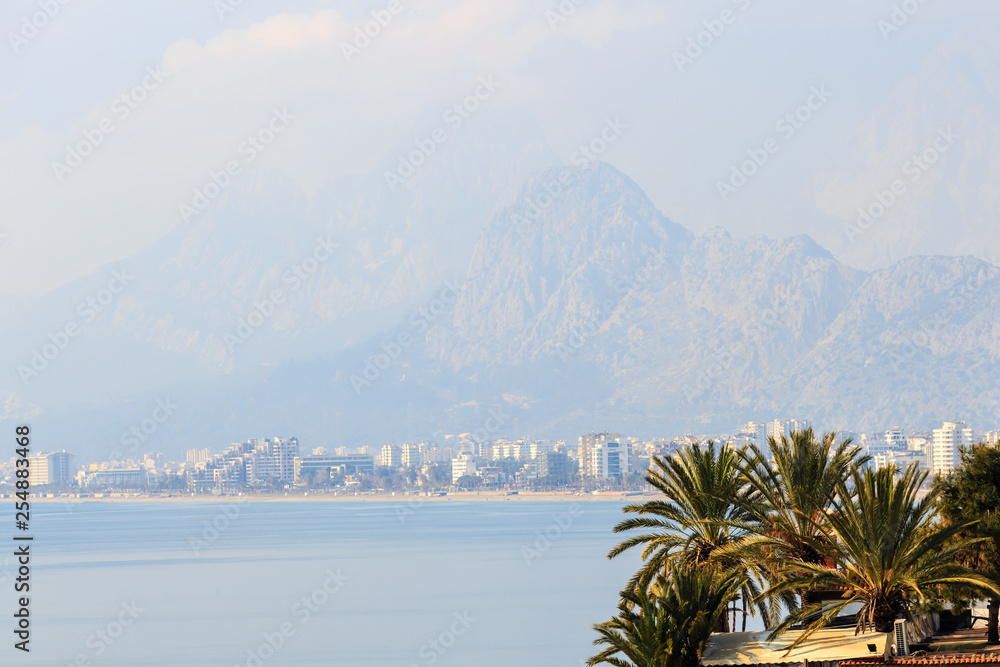 Poster Scenic view of famous Konyaalti Beach in the morning. Antalya, Turkey