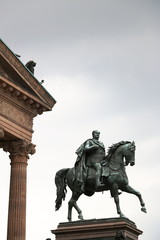 Obraz premium Equestrian sculpture in front of the Kunstmuseum of Berlin