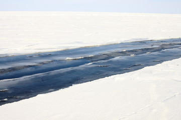 Obraz premium crack in the ice baikal