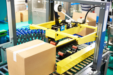 Machine for packing cardboard boxes