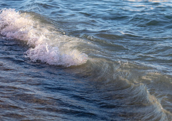 Obraz premium Waves on the seashore as an abstract background