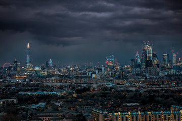 Panorama der beleuchteten Skyline von London am Abend mit Wolken und schlechtem Wetter: von der...