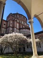 Milano, il chiostro delle Rane in primavera - Basilica di Santa Maria delle Grazie