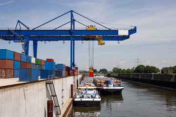 container verladung in einem Binnenhafen