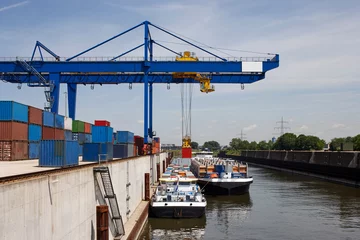 Deurstickers container verladung in einem Binnenhafen © moritz