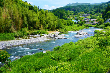 日本の夏。山間地の集落と清流。アユ釣りの名所、気仙川。陸前高田　岩手　日本。７月上旬。