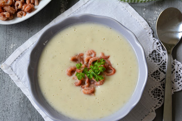 hausgemachte Pastinakencremesuppe mit frischen Nordseekrabben