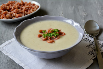 frische Pastinakencremesuppe mit Nordseekrabben