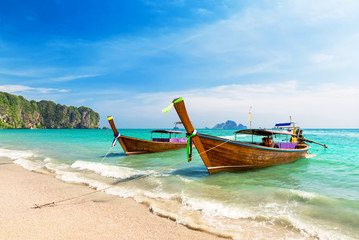 Naklejka na ściany i meble Thai traditional wooden longtail boat and beautiful sand