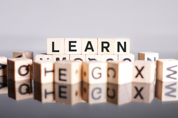 Obraz premium Learn word cube on reflection