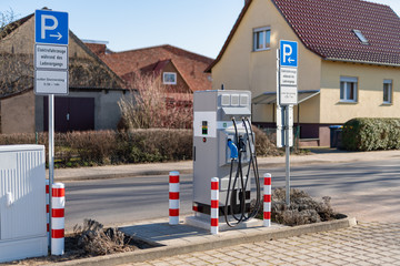 Elektromobilität - Ladestation für ein Elektrofahrzeug mit 3 unterschiedlichen Verbindungssteckern - obrazy, fototapety, plakaty