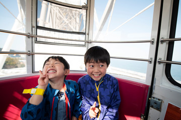 遊園地で遊ぶ子供